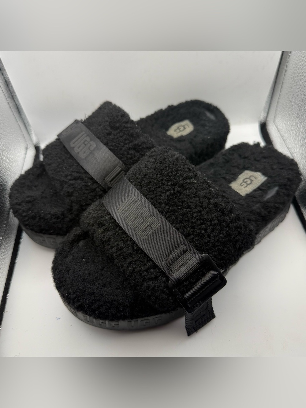 UGG FLUFFITA SLIDE WOMEN SLIDE BLACK  SIZE  US6/EU37
Preloved